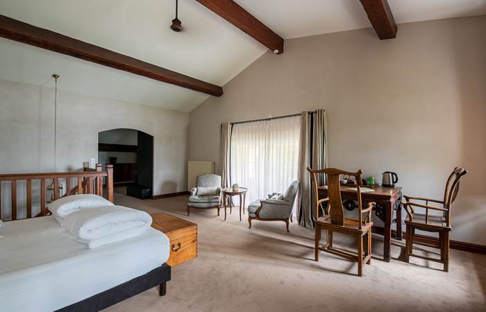 Chambre lit double, rez de chaussée, chambre luxe, chambre familiale, salle de bain privative, vue jardin et rivière, vignoble, chambres d'hôtes