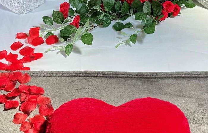 décoration pétales rouges