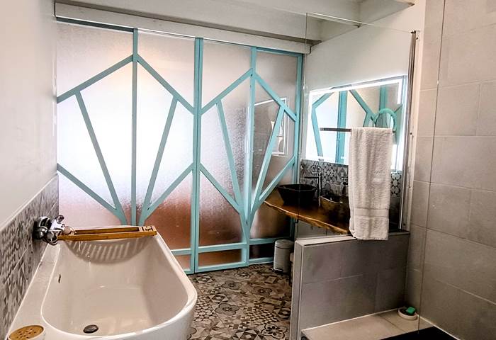 Salle de bains privative de la suite parentale RDC