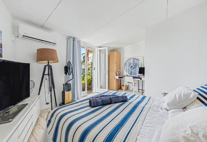 Chambre d'amis équipée d'un Confortable Canapé-Lit 140 et d'un Espace bureau (RDC)