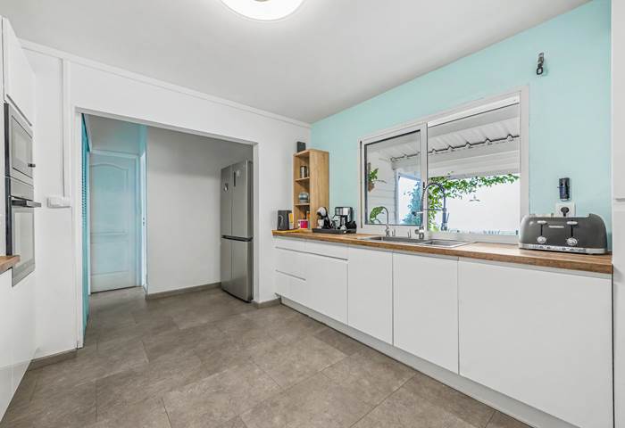Vue mer et jardin depuis la cuisine