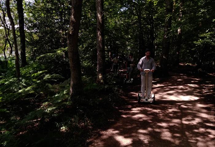 Equipe de pilotes en action sur sentier . 08 2019