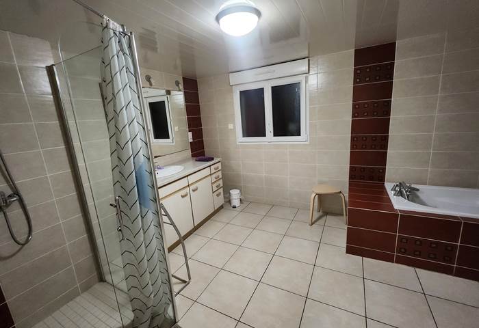 Salle de bain + douche - RDC
