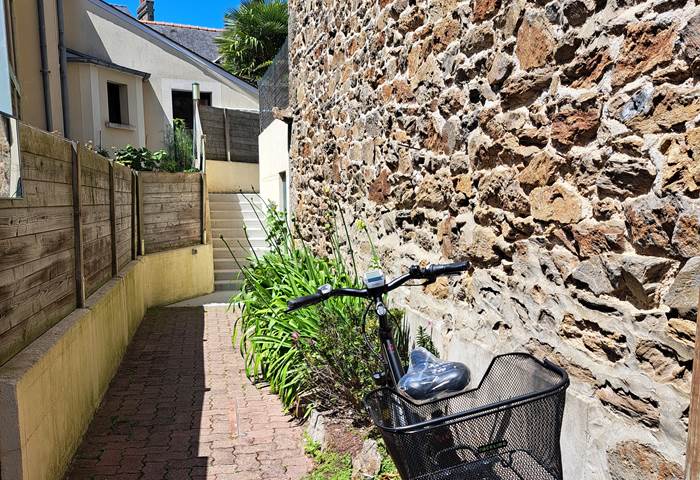 Clos de la Fontaine, accès à la cour et place pour les vélos
