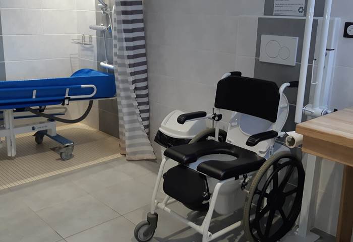 SDB BOURGOGNE + lit douche+ fauteuil de douche