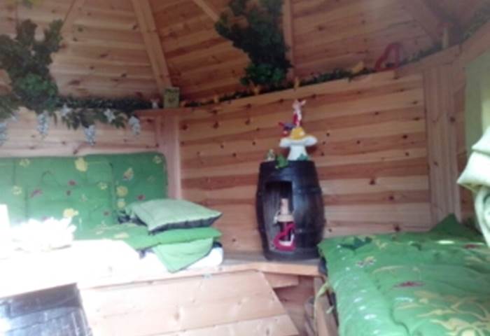 4 couchages sur banquettes et matelas avec sacs de couchages et draps de couchages