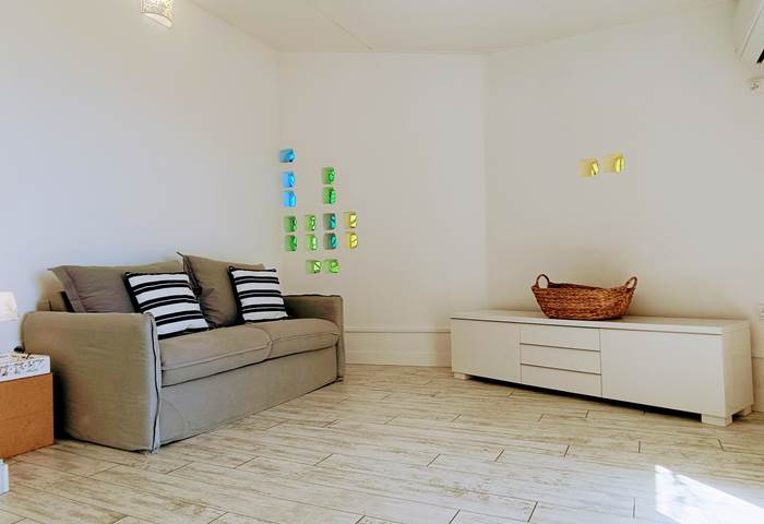 Chambre d'amis équipée d'un Confortable Canapé-Lit et d'un Espace bureau (RDC)