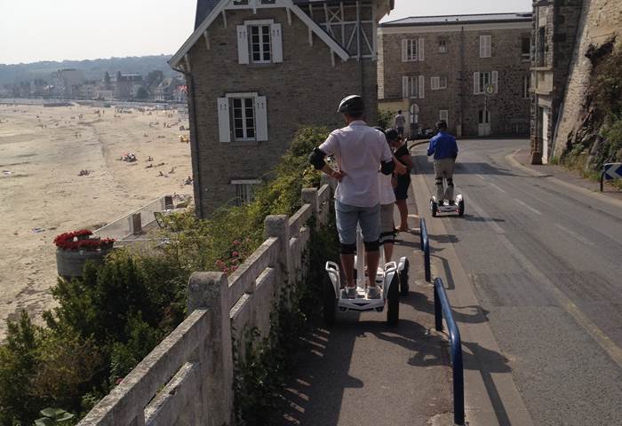 Descente corniche vers grande plage avec équipe pilotes. Août 2017.