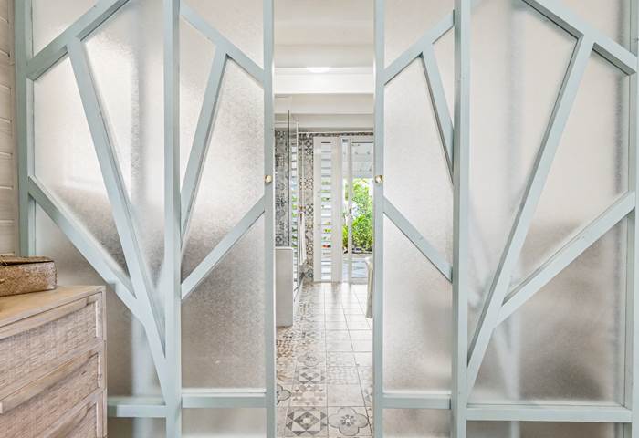 Suite parentale RDC avec accès privatif vers une belle salle de bains moderne