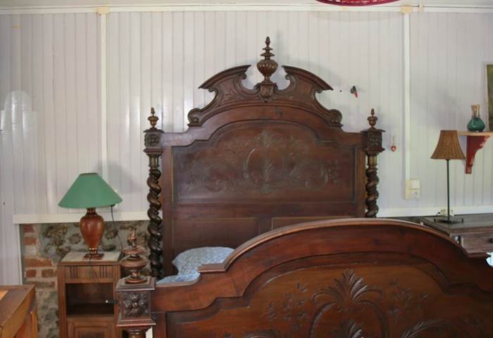 Lit double dans la chambre à l'étage