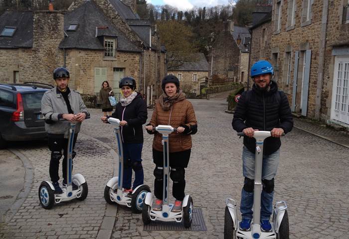 Avec mes pilotes , au coeur du village médiéval de LEHON, fevrier 2018