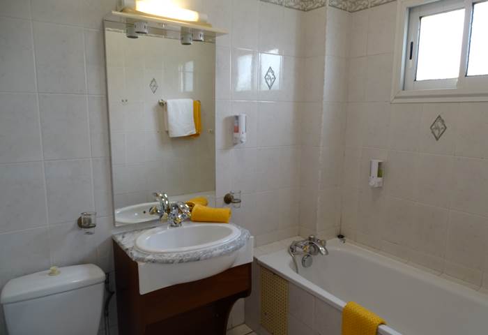 salle de bain privée avec baignoire , toilette et vasque