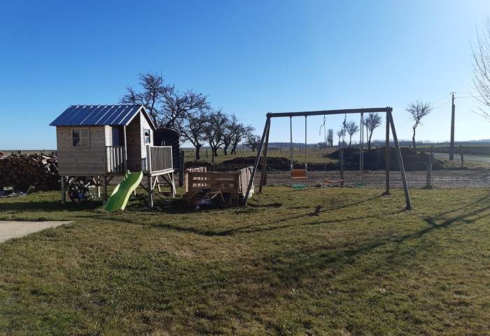 La balançoire et la cabane en bois