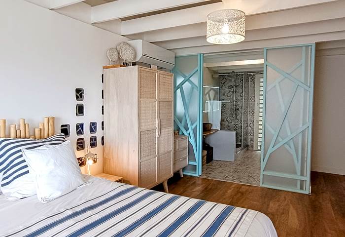 Suite parentale RDC avec accès privatif vers une belle salle de bains moderne