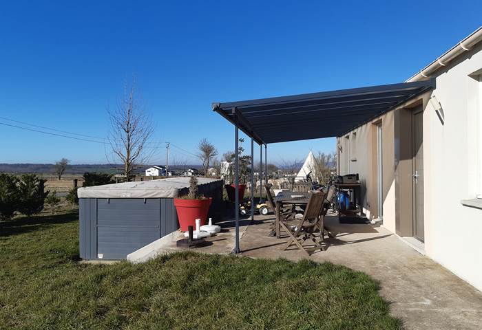 La terrasse plein sud avec spa de nage et vue sur le tipi
