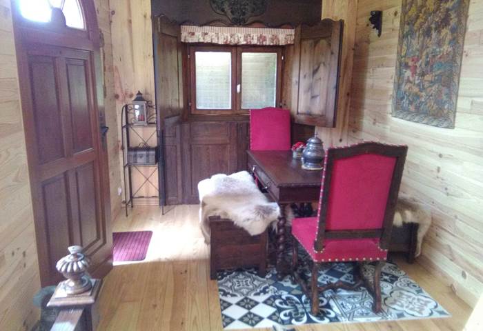 chambre du roi avec coin table