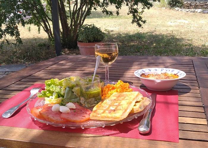 Assiette repas à l'ombre de la pergola
