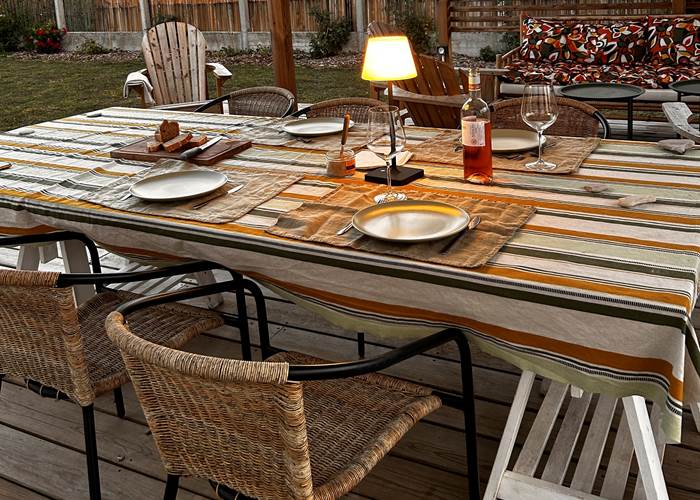 Dresser une table conviviale sur la terrasse de Maison Ginette