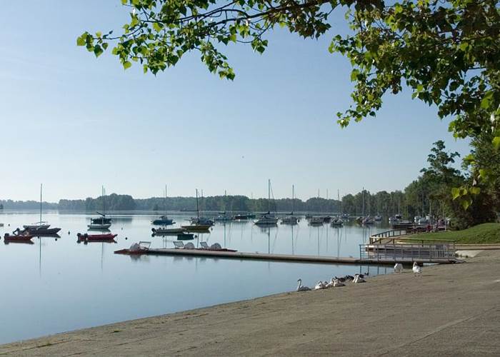 Vue sur le pan d'eau depuis la cale de mise à l'eau