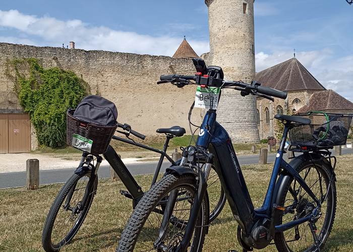 Pause devant le Chateau de Blandy-les-Tours en vélo électrique avec Stations bees Melun Location de vélo