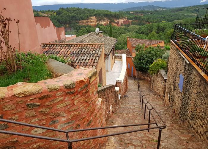Ruelle de Roussillon, falaise d'ocre et vue sur le massif du Luberon