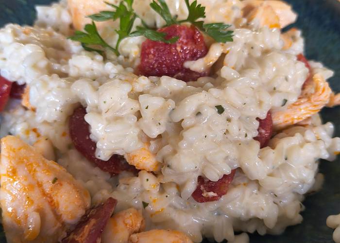 Notre risotto crémeux au poulet, chorizo et parmesan, une recette gourmande préparée maison à La Flèche.