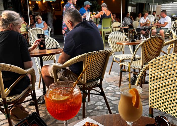 Finir la journée en buvant un verre au bar du commerce à St Pierre