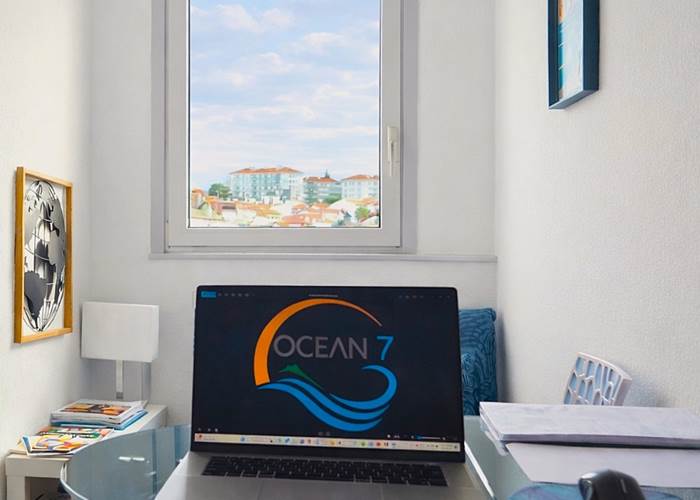 Bureau modulable et vue au-dessus de Biarritz