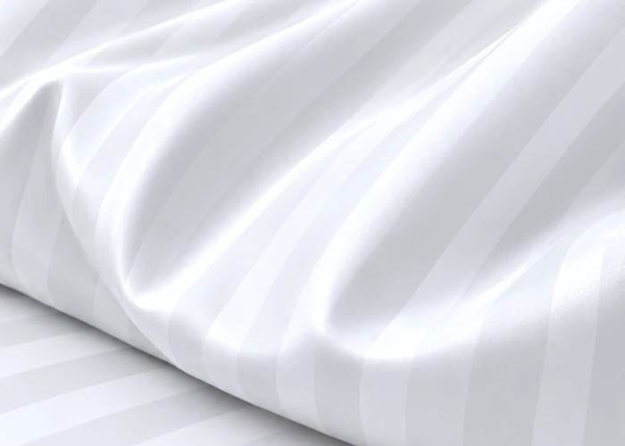 Linge de lit blanc à bandes satinées La Girouardière La Flèche