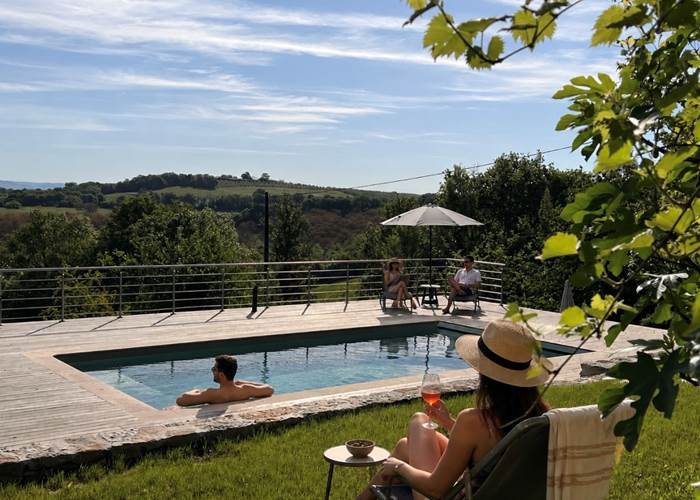Détente au bord de la piscine gîte La Blanchie Haute