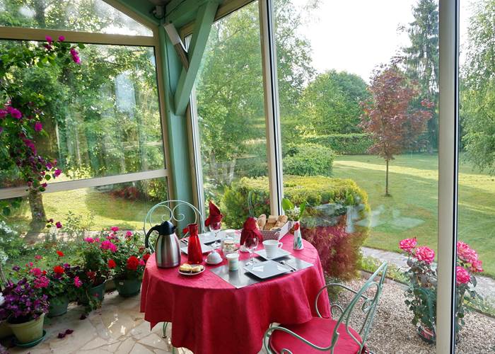 Petit déjeuner véranda Les Feuillantines bed and breakfast