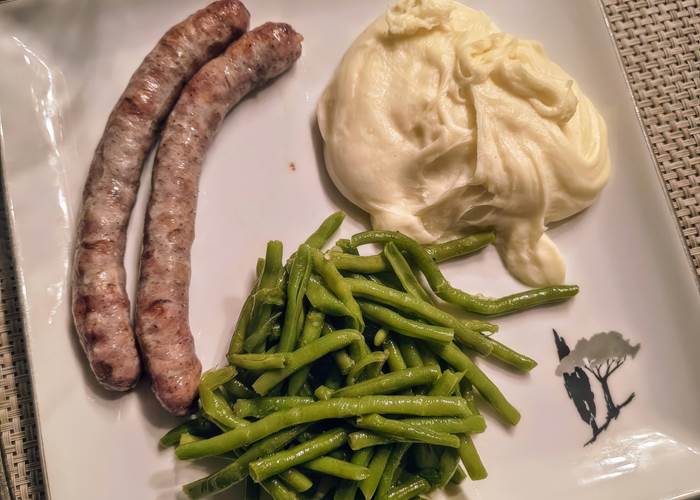 aligot-saucisse-saisonnee-specialite-aveyronnaise-table-hotes-centres