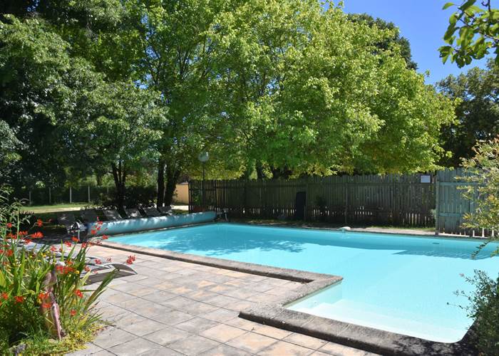 Périgueux piscine dans son écrin de verdure