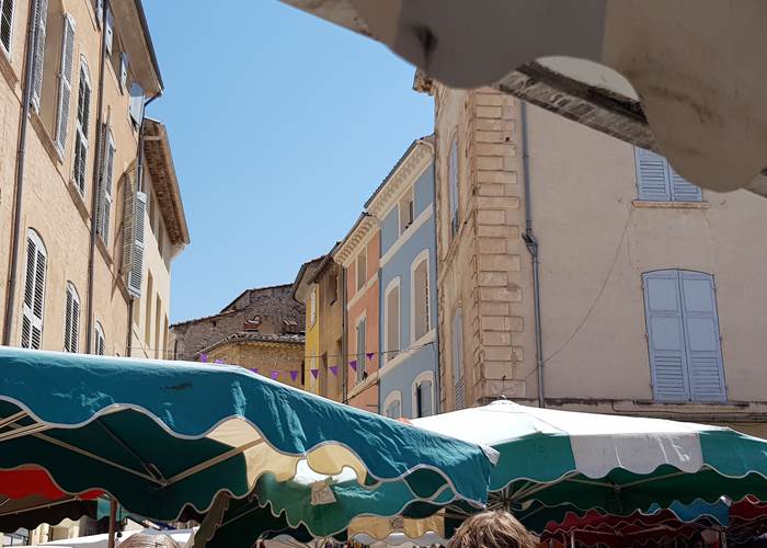 Le marché d'Apt le samedi matin dans les ruelles du centre ville