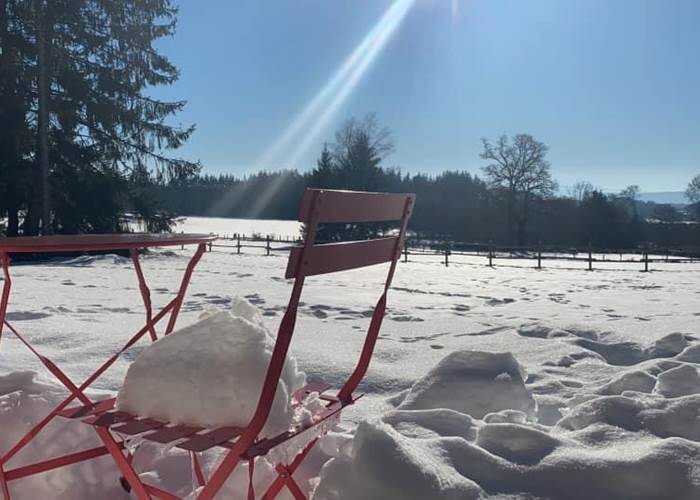 chambresdhote-tableterrasse-souslaneige-hiver-calme-deconnexion-correze