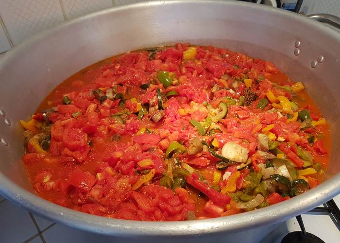 Cuisson de la ratatouille avec des produits frais