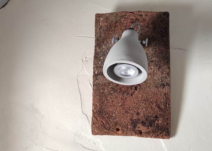 Une vieille tuile devient un charmant luminaire-page