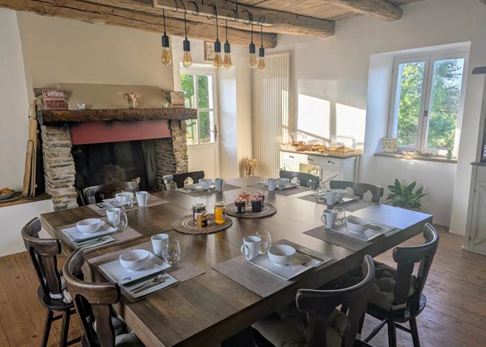 table-hotes-saisonnee-petit-dejeuner-diner-lumineux-centres-aveyron.jpg