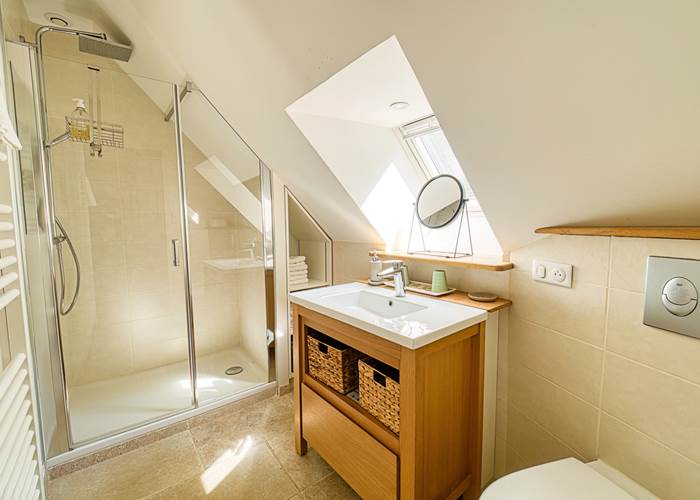 salle-d-eau-douche-wc-en-comble-suite-de-l-atelier-la-verrerie-d-ivoy