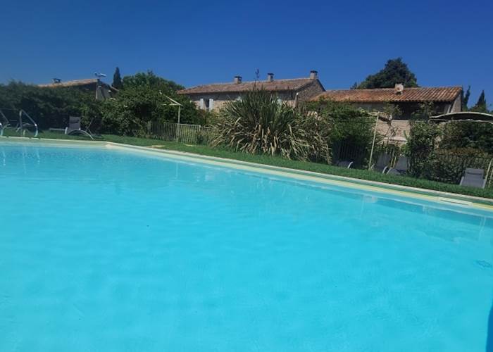 Moment de calme au bord de la piscine