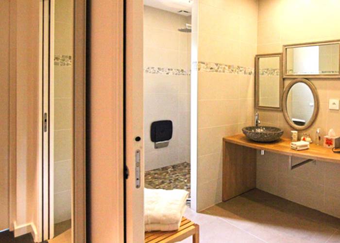 Salle de douche équipée PMR
