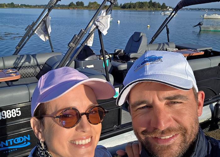 Antoine notre skipper et Sophie Jovillard, la présentatrice