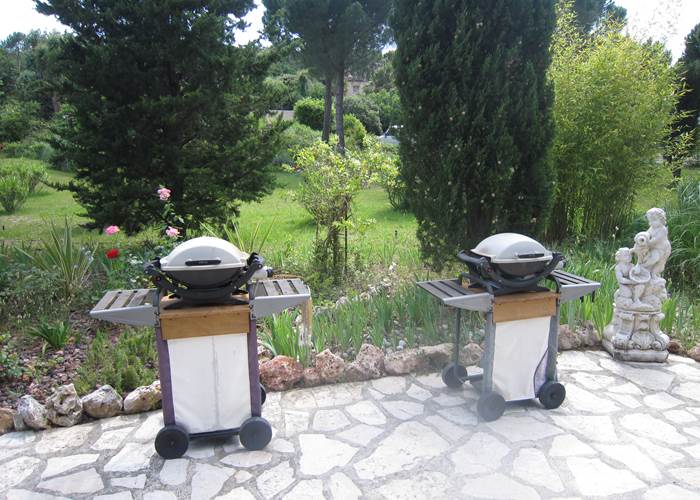 à disposition à la la villa les hespérides barbecues à gaz Weber