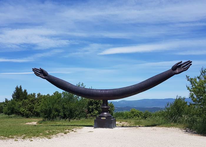 Art_contemporain_à_Lacoste devant le chateau_du_marquis_de_Sade