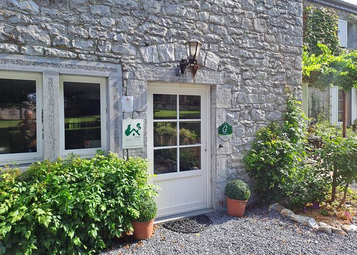 La plaque "Bienvenue Vélo" fixée à côté de la porte du gîte