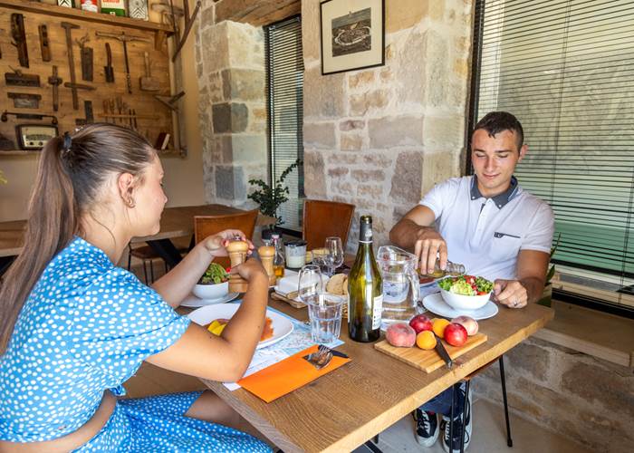 La convivialité servie à table : Profitez de nos repas dans une ambiance chaleureuse