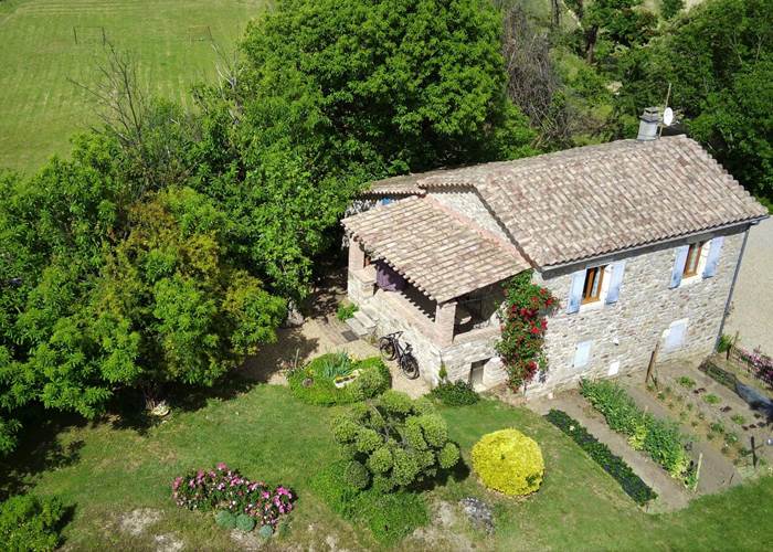 le gîte dans son écrin de verdure