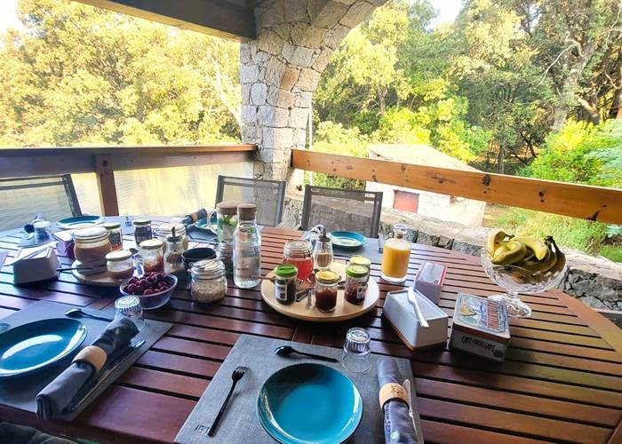 Petit-Déjeuner avec Vue sur le Maquis / Domaine Cardu Corse