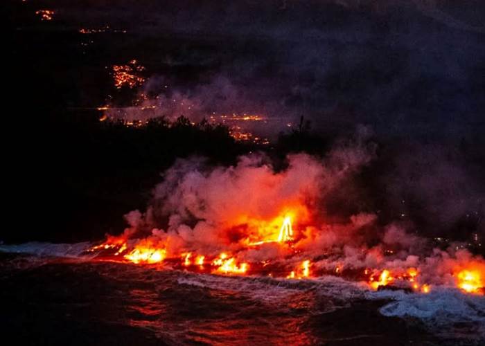 Mars 2026, quelques jours après avoir traversé la RN2, la lave atteint l'Océan Indien et crée une nouvelle plage volcanique