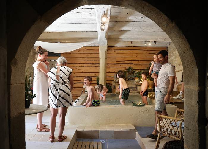 Session fraicheur dans le bain romain au Château de Saint-Chamarand dans le Lot